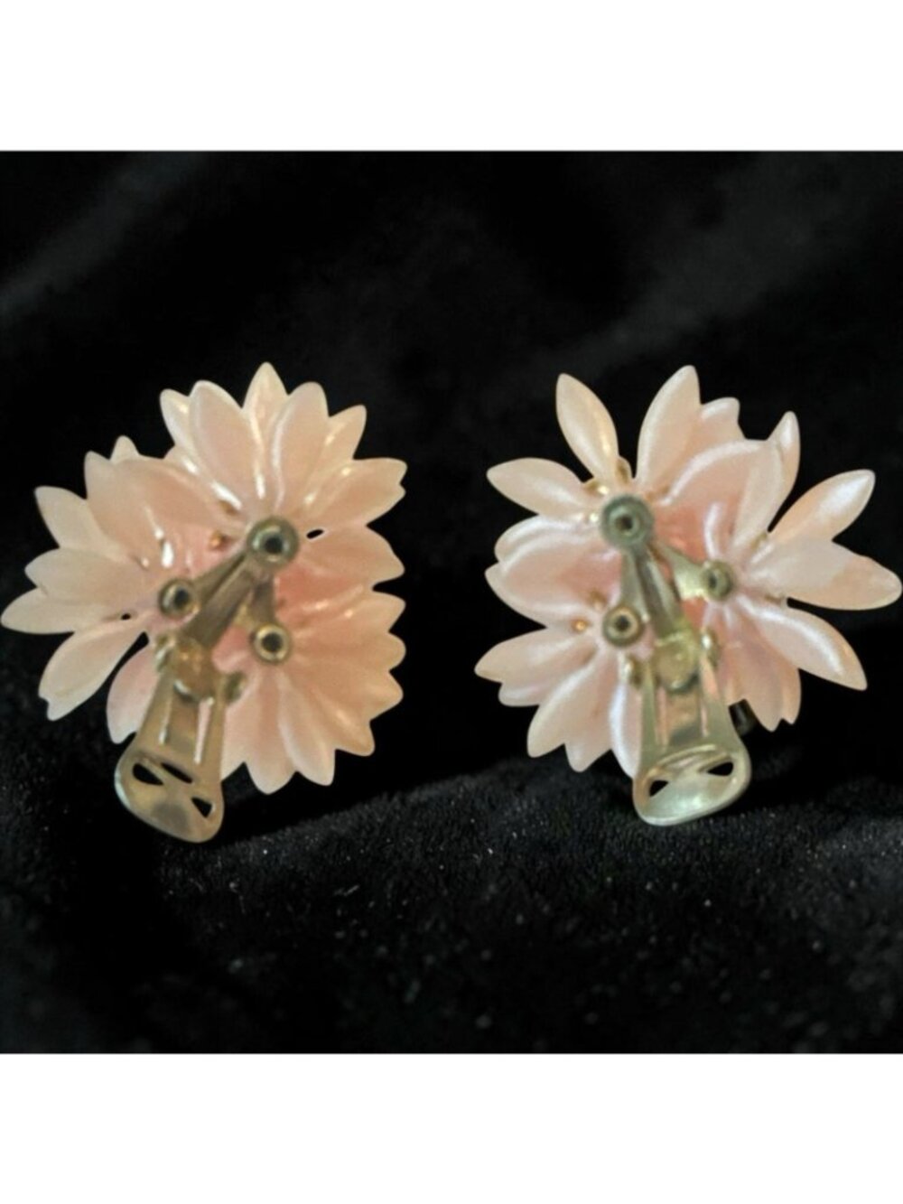 VTG 1950's Unsigned Coro Pink Multi-Flower Clip Earrings Thermoset Plastic Rhine - Picture 2 of 3